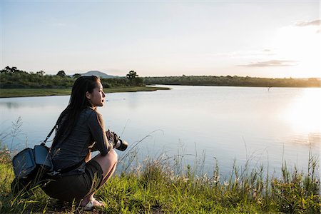 simsearch:649-09156185,k - Young female tourist looking out over river in Kruger National Park, South Africa Foto de stock - Royalty Free Premium, Número: 649-09156191