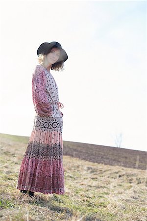 Hippy style woman wearing felt hat in field, portrait Stock Photo - Premium Royalty-Free, Code: 649-09156409
