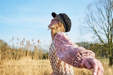 Hippy style woman dancing among reeds Photographie de stock - Premium Libres de Droits, Code: 649-09156411