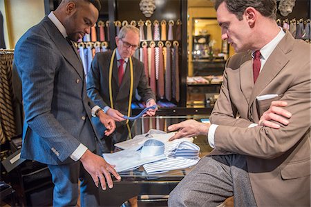 simsearch:649-09158921,k - Tailor and customer looking at shirts in tailors shop Photographie de stock - Premium Libres de Droits, Code: 649-09158903