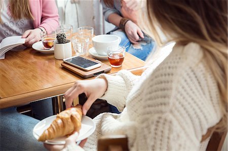 simsearch:649-09061269,k - Women chatting over coffee and croissant in cafe Stockbilder - Premium RF Lizenzfrei, Bildnummer: 649-09159023