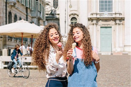 simsearch:649-08923050,k - Fashion blogger twins eating ice cream, Mantova, Lombardia, Italy Stock Photo - Premium Royalty-Free, Code: 649-09159103