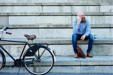 simsearch:649-08125310,k - Man sitting on step using smartphone to make telephone call Foto de stock - Sin royalties Premium, Código: 649-09159147