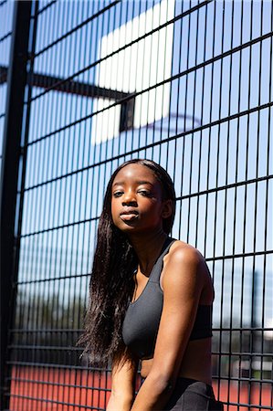 fechten - Young woman leaning against fence of basketball court Stockbilder - Premium RF Lizenzfrei, Bildnummer: 649-09159236