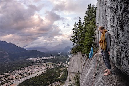 simsearch:614-09213863,k - Young male climber standing barefoot on bellygood ledge, The Chief, Squamish, Canada Fotografie stock - Premium Royalty-Free, Codice: 649-09159365