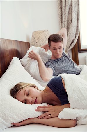 simsearch:649-08902140,k - Couple in bed Photographie de stock - Premium Libres de Droits, Code: 649-09159370