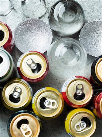 Open drinks cans and glasses, overhead view Stock Photo - Premium Royalty-Free, Code: 649-09159424