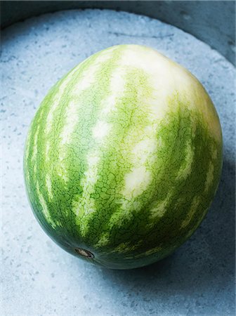 simsearch:614-06402700,k - Ripe watermelon, overhead view Photographie de stock - Premium Libres de Droits, Code: 649-09159429