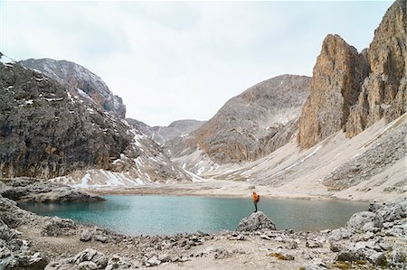 Hiker admiring view by lake, Canazei, Trentino-Alto Adige, Italy Photographie de stock - Premium Libres de Droits, Code: 649-09166507