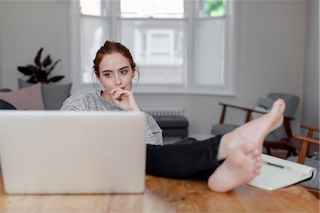 Woman using laptop on dining table Fotografie stock - Premium Royalty-Free, Codice: 649-09166545