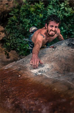 Man sport climbing on limestone, Thakhek, Laos Photographie de stock - Premium Libres de Droits, Code: 649-09166845