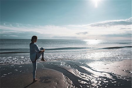 simsearch:614-08641700,k - Woman practising yoga on beach Photographie de stock - Premium Libres de Droits, Code: 649-09166857