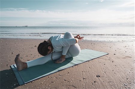 simsearch:649-09250942,k - Woman practising yoga on beach Photographie de stock - Premium Libres de Droits, Code: 649-09166851