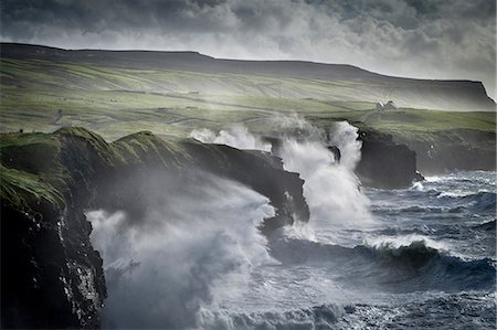 paisible - Waves crashing against the Cliffs of Moher, Doolin, Clare, Ireland Photographie de stock - Premium Libres de Droits, Code: 649-09167009