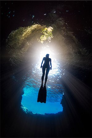 Woman free-diving, low angle view, Swallow Cave, Vavau, Tonga, Fiji Foto de stock - Sin royalties Premium, Código: 649-09167028