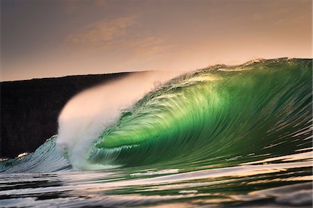 Riley's wave, a giant barreling wave, Kilkee, Clare, Ireland Foto de stock - Sin royalties Premium, Código: 649-09167068