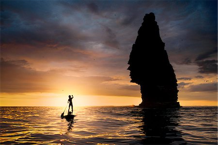 simsearch:649-09167087,k - Paddle boarder on water at sunset, beside sea stack, Cliffs of Moher, Doolin, Clare, Ireland Foto de stock - Royalty Free Premium, Número: 649-09167069