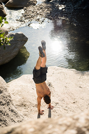 simsearch:649-06812846,k - Man doing handstand on rock, Arezzo, Toscana, Italy Foto de stock - Sin royalties Premium, Código: 649-09176741