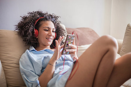 phone - Woman listening to music on mobile phone at home Photographie de stock - Premium Libres de Droits, Code: 649-09176889