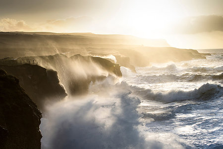 doolin - Doolin Cliffs getting hit by giant storm, Doolin, Clare, Ireland Foto de stock - Sin royalties Premium, Código: 649-09176970