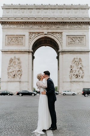 simsearch:649-08543868,k - Bride and bridegroom kissing, Arc de Triomphe in background, Paris, France Stock Photo - Premium Royalty-Free, Code: 649-09182027