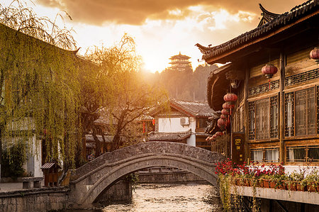 Old town of Lijiang at sunrise, Yunnan, China Photographie de stock - Premium Libres de Droits, Code: 649-09182131