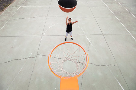 simsearch:614-08827236,k - Male teenage basketball player throwing ball toward basketball hoop, high angle view Foto de stock - Royalty Free Premium, Número: 649-09182174