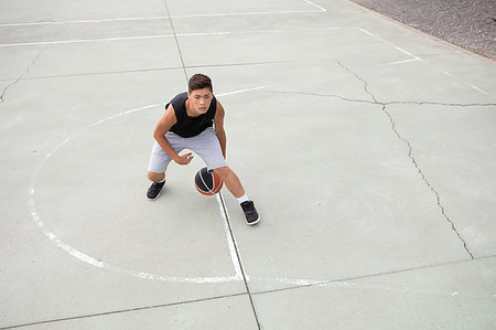 simsearch:614-08535671,k - Male teenage basketball player practicing on basketball court, high angle view Photographie de stock - Premium Libres de Droits, Code: 649-09182170