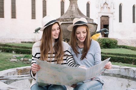 simsearch:649-09182214,k - Girlfriends reading street map at piazza, Belluno, Veneto, Italy Stockbilder - Premium RF Lizenzfrei, Bildnummer: 649-09182184