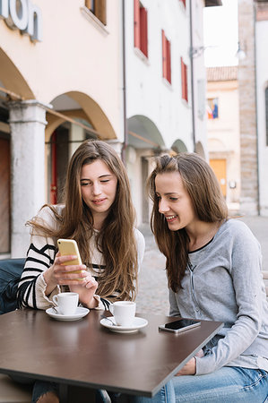 simsearch:649-09182182,k - Girlfriends using mobile phone at cafe, Belluno, Veneto, Italy Stock Photo - Premium Royalty-Free, Code: 649-09182182