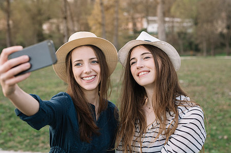 simsearch:649-08923573,k - Girlfriends taking selfie in park Foto de stock - Sin royalties Premium, Código: 649-09182198