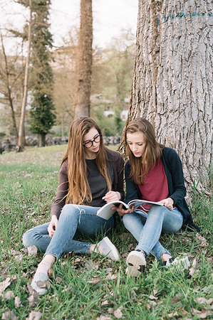 simsearch:649-09182182,k - Girlfriends reading book in park Stock Photo - Premium Royalty-Free, Code: 649-09182199