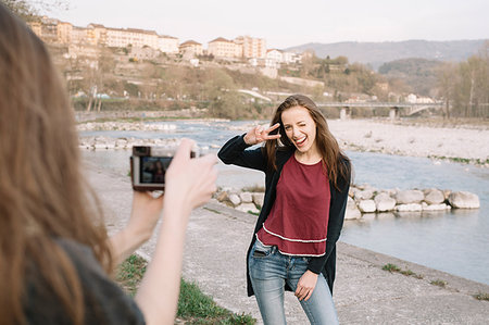simsearch:649-09182182,k - Girlfriends taking photograph by river, Belluno, Veneto, Italy Stock Photo - Premium Royalty-Free, Code: 649-09182207