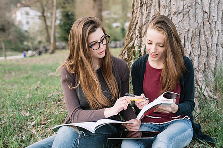 simsearch:649-09196033,k - Girlfriends reading book in park Foto de stock - Sin royalties Premium, Código: 649-09182200