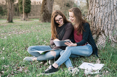 simsearch:649-09182182,k - Girlfriends reading book in park Stock Photo - Premium Royalty-Free, Code: 649-09182202