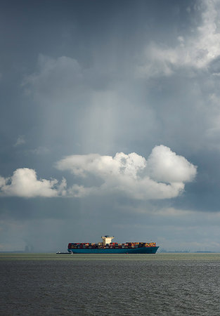 simsearch:649-05950818,k - Cloud over containership on Westerschelde, Waarde, Zeeland, Netherlands Foto de stock - Sin royalties Premium, Código: 649-09182234