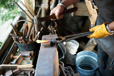 Blacksmith working in his forge Foto de stock - Sin royalties Premium, Código: 649-09182264