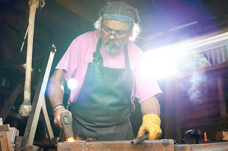 froschperspektive - Blacksmith working in his forge Stockbilder - Premium RF Lizenzfrei, Bildnummer: 649-09182265