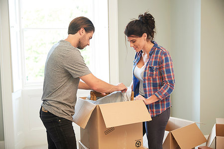 Couple packing mirror into cardboard box Stock Photo - Premium Royalty-Free, Code: 649-09182350