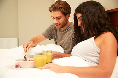 simsearch:649-06844778,k - Couple sharing fruit and orange juice breakfast in bed Stockbilder - Premium RF Lizenzfrei, Bildnummer: 649-09182420