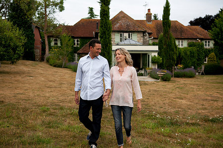 simsearch:649-08577197,k - Romantic mature couple strolling in garden Foto de stock - Sin royalties Premium, Código: 649-09195609