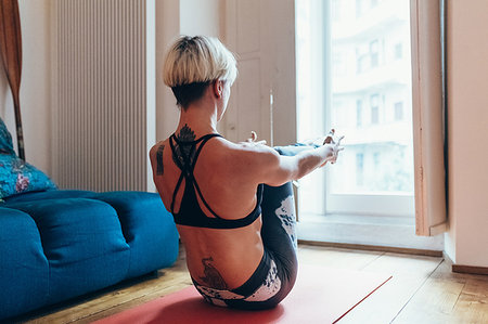 simsearch:649-09250942,k - Woman practising yoga at home Photographie de stock - Premium Libres de Droits, Code: 649-09195738