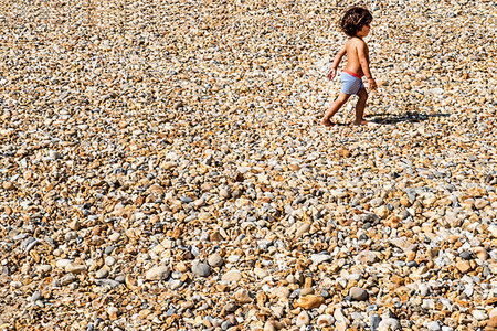 simsearch:614-09270511,k - Toddler walking on pebble beach Stockbilder - Premium RF Lizenzfrei, Bildnummer: 649-09195930