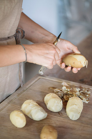 pelare - Woman peeling potatoes for gnocchi Fotografie stock - Premium Royalty-Free, Codice: 649-09195967