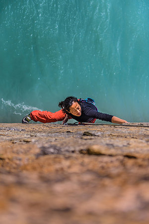 simsearch:649-08969325,k - Woman rock climbing, Squamish, Canada Photographie de stock - Premium Libres de Droits, Code: 649-09196253