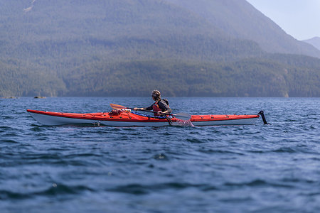 simsearch:649-09196296,k - Woman kayaking in lake, Johnstone Strait, Telegraph Cove, Canada Fotografie stock - Premium Royalty-Free, Codice: 649-09196298