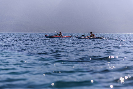 simsearch:649-09196296,k - Friends kayaking in lake, Johnstone Strait, Telegraph Cove, Canada Fotografie stock - Premium Royalty-Free, Codice: 649-09196299