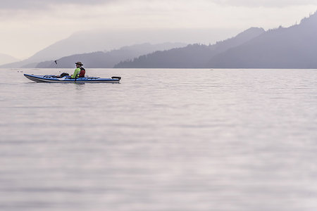 simsearch:614-06624906,k - Man kayaking in lake, Johnstone Strait, Telegraph Cove, Canada Foto de stock - Sin royalties Premium, Código: 649-09196320