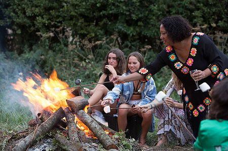 simsearch:614-08119609,k - Friends toasting marshmallows at bonfire party in park Foto de stock - Sin royalties Premium, Código: 649-09196401