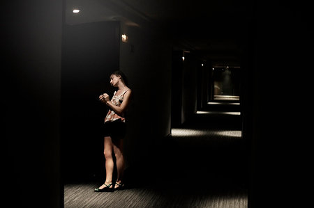 simsearch:649-09123654,k - Girl in a hotel corridor Photographie de stock - Premium Libres de Droits, Code: 649-09205551